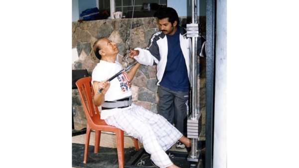 ಪಂಚೆಯಲ್ಲೆ ಜಿಮ್ ಮಾಡಿ ಬೆರಗು ಮೂಡಿಸುತ್ತಿದ್ದ ರಾಜ್ಕುಮಾರ್ ಪಂಚೆಯಲ್ಲೆ ಜಿಮ್ ಮಾಡಿ ಬೆರಗು ಮೂಡಿಸುತ್ತಿದ್ದ ರಾಜ್ಕುಮಾರ್