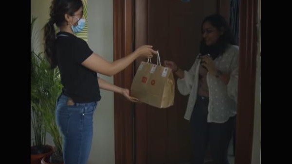 ಗ್ರಾಹಕರಿಗೆ ತಿಳಿಯದಂತೆ ಊಟ ನೀಡಿದ ರಶ್ಮಿಕಾ 