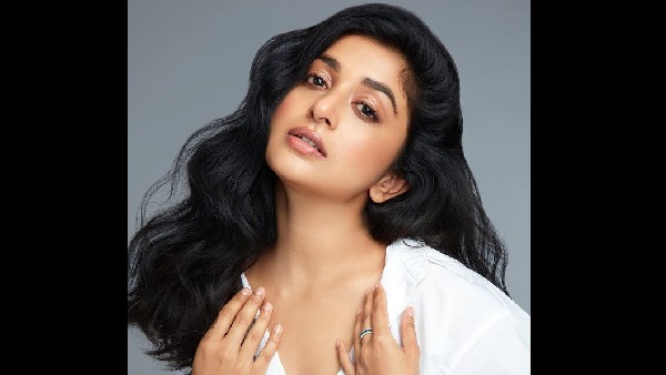 Senior Star Heroine Meera Jasmine Glamor Photos Going Viral Senior Star Heroine Meera Jasmine Glamor Photos Going Viral