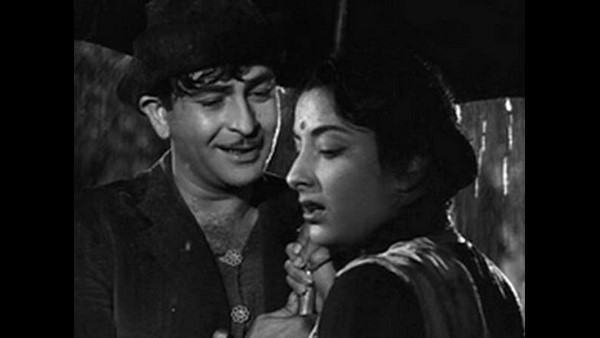 ಬಾಲಿವುಡ್ಗೆ ಮಾತ್ರ ಮನ್ನಣೆ ನೀಡುತ್ತಿದ್ದ ಸರ್ಕಾರಗಳು ಬಾಲಿವುಡ್ಗೆ ಮಾತ್ರ ಮನ್ನಣೆ ನೀಡುತ್ತಿದ್ದ ಸರ್ಕಾರಗಳು