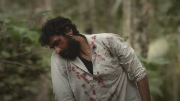 ಮಚ್ಚು ಹಿಡಿದು ಬಂದ ವಿನಯ್ ರಾಜ್ಕುಮಾರ್ ಮಚ್ಚು ಹಿಡಿದು ಬಂದ ವಿನಯ್ ರಾಜ್ಕುಮಾರ್