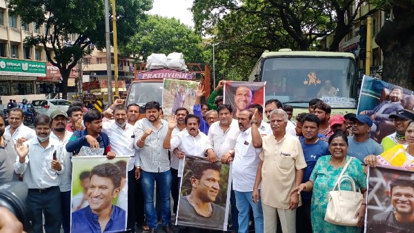 ರಸ್ತೆ ತಡೆ ನಡೆಸಿದ ಅಭಿಮಾನಿಗಳು