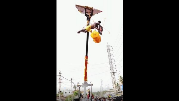 ಜಾತ್ರೆಯಲ್ಲಿ ಭಾಗವಹಿಸಿದ್ದ ಬಹುತೇಕರ ಕೈಯಲ್ಲಿ ಅಪ್ಪು ಚಿತ್ರ!