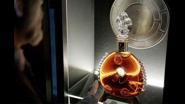 ಲೂಯಿಸ್ 13 ಬಾಟಲಿಯ ಜೊತೆ ಇಡಲಾಗಿದೆ ಲೂಯಿಸ್ 13 ಬಾಟಲಿಯ ಜೊತೆ ಇಡಲಾಗಿದೆ