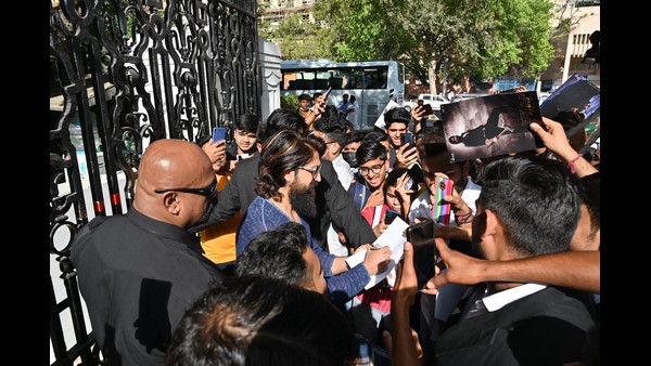 Actor Yash Met Crazzy Fans In Delhi 