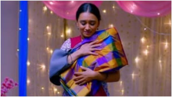 ರಾಹುಲ್ ಉಡುಗೊರೆ ಕಂಡು ಹೂವಿ ಭಾವುಕ ರಾಹುಲ್ ಉಡುಗೊರೆ ಕಂಡು ಹೂವಿ ಭಾವುಕ