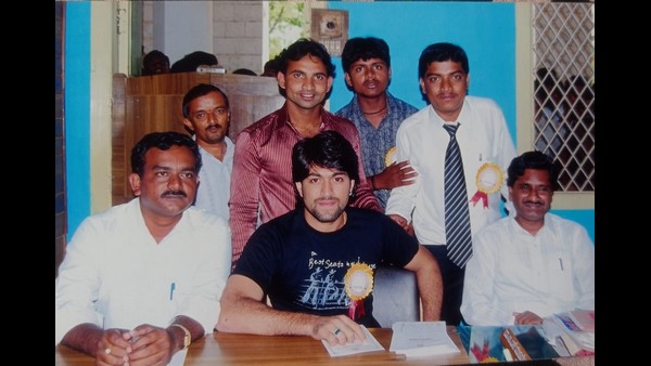 ಯಶ್ ಜೊತೆ ಹಳೆ ವಿದ್ಯಾರ್ಥಿಯ ನೆನಪು ಯಶ್ ಜೊತೆ ಹಳೆ ವಿದ್ಯಾರ್ಥಿಯ ನೆನಪು