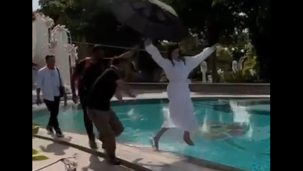 ಸನ್ನಿಯನ್ನು ಸ್ವಿಮ್ಮಿಂಗ್‌ ಪೂಲ್‌ಗೆ ತಳ್ಳಿದ ವ್ಯಕ್ತಿ