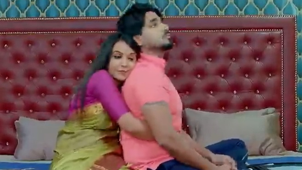 ವೇದಾಂತ್ನನ್ನು ತಬ್ಬಿಕೊಂಡ ಅಮ್ಮು ವೇದಾಂತ್ನನ್ನು ತಬ್ಬಿಕೊಂಡ ಅಮ್ಮು