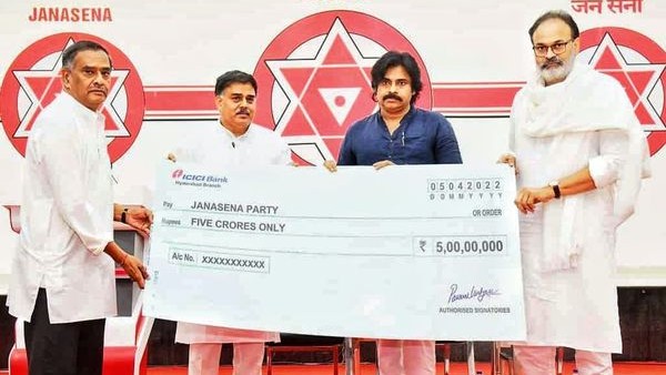 ಚೆಕ್ ಹಸ್ತಾಂತರಿಸಿರುವ ಕುಟುಂಬ ಸದಸ್ಯರು