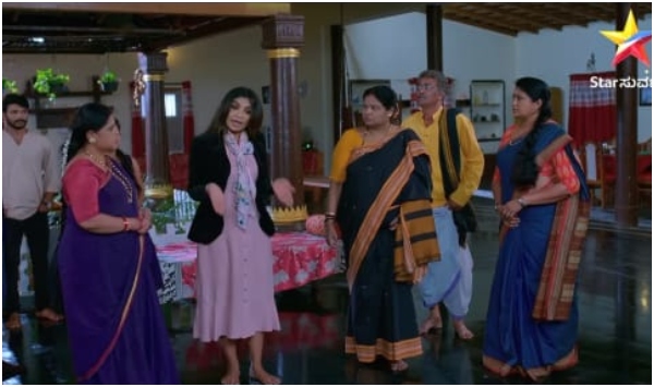 ಮನೆಗೆ ಬರುತ್ತಲೇ ಸಾರಿಕಾ, ಶ್ರೀಧರ್‌ಗೆ ಅವಮಾನ 