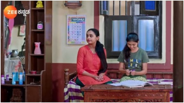 ಗುಲಾಬಿಯನ್ನು ಮಗುವಿನಂತೆ ಕಾಪಾಡುತ್ತಿದ್ದಾಳೆ 