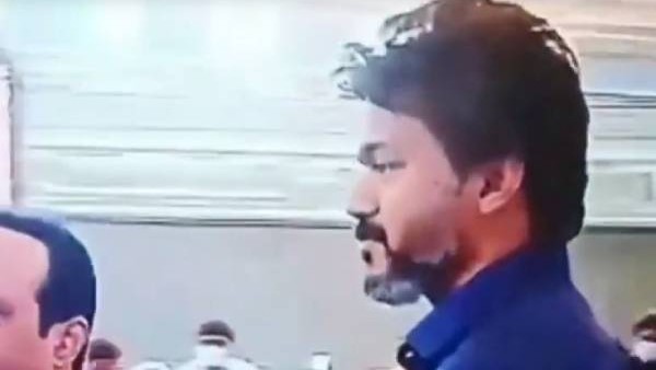 ನೀಲಿ ಶರ್ಟ್‌ನಲ್ಲಿ ಮಿಂಚಿದ ವಿಜಯ್ 