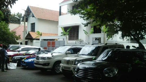 ರೇಂಜ್ ರೋವರ್, ಮಿನಿ ಕೂಪರ್ ಕಾರುಗಳಿವೆ!