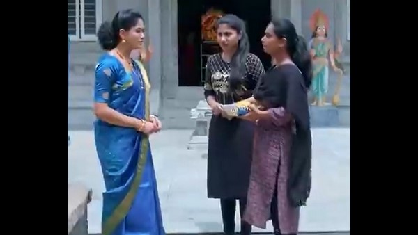ಪಾರು ಮನವೊಲಿಸಲು ಪ್ರಯತ್ನಿಸುತ್ತಿರುವ ಯುವತಿಯರು ಪಾರು ಮನವೊಲಿಸಲು ಪ್ರಯತ್ನಿಸುತ್ತಿರುವ ಯುವತಿಯರು