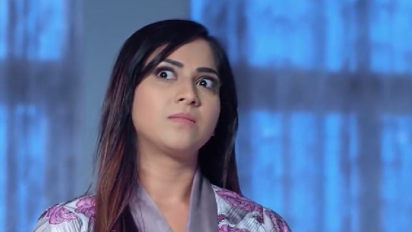 ಕೈಯಲ್ಲಿ ಕರ್ಪೂರ ಹಿಡಿದು ದೃಷ್ಟಿ ತೆಗೆಯುತ್ತೇವೆ ಎಂದ ಲಕ್ಷ್ಮಿ