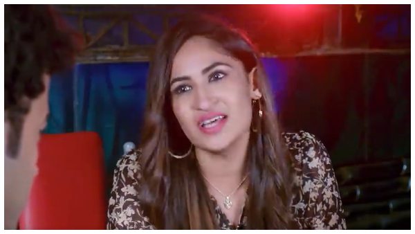 ಬಾಟಲಿಗೆ ಮದ್ಯ ಸುರಿವ ಮೋನಿಕಾ ಬಾಟಲಿಗೆ ಮದ್ಯ ಸುರಿವ ಮೋನಿಕಾ