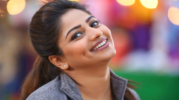 'ಮಾನ್ಸೂನ್ ರಾಗ' ಹಾಡುತ್ತಿರುವ ರಚ್ಚು! 'ಮಾನ್ಸೂನ್ ರಾಗ' ಹಾಡುತ್ತಿರುವ ರಚ್ಚು!