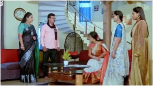 ಸೊಸೆಯಂದಿರ ಜೊತೆ ಅಖಿಲಾಂಡೇಶ್ವರಿ 