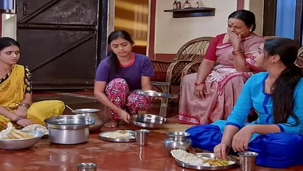 ಊಟದ ಸಮಯದಲ್ಲೂ ಕುಪಿತಗೊಂಡಿರುವ ಸುಮಾ ಊಟದ ಸಮಯದಲ್ಲೂ ಕುಪಿತಗೊಂಡಿರುವ ಸುಮಾ