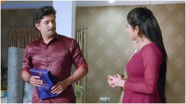  ಮನೆಗೆ ಸೀರೆಗಳನ್ನು ತಂದ ಎಜೆ