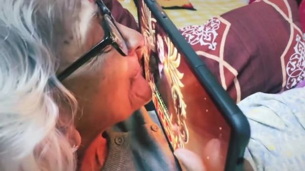 ಶಿವಣ್ಣನ ಪೋಸ್ಟರ್ ಕಂಡು ಮುತ್ತಿಟ್ಟ ನಾಗಮ್ಮ