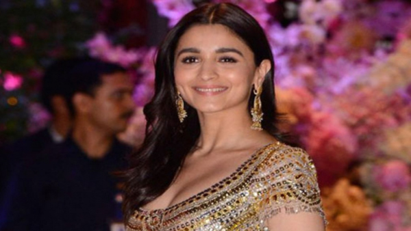 Bollywood Actress Alia Bhatt Felicitated With The Prestigious Smita Patil Memorial Award Bollywood Actress Alia Bhatt Felicitated With The Prestigious Smita Patil Memorial Award