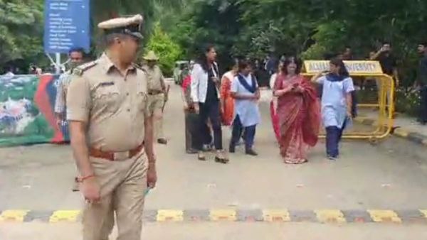 ಪೊಲೀಸರ ಉಪಸ್ಥಿತಿಯಲ್ಲಿಯೇ ಇಷ್ಟೆಲ್ಲಾ ರಂಪಾಟ 