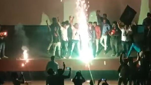 ಹುಬ್ಬಳ್ಳಿಯಲ್ಲಿ ಅಭಿಮಾನಿಗಳ ಸಂಭ್ರಮಾಚರಣೆ