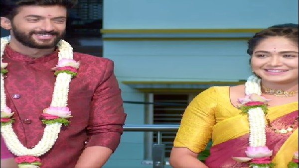 ಹಾರ ಬದಲಾಯಿಸಿಕೊಂಡ ಆದಿ ಪಾರು ಹಾರ ಬದಲಾಯಿಸಿಕೊಂಡ ಆದಿ ಪಾರು