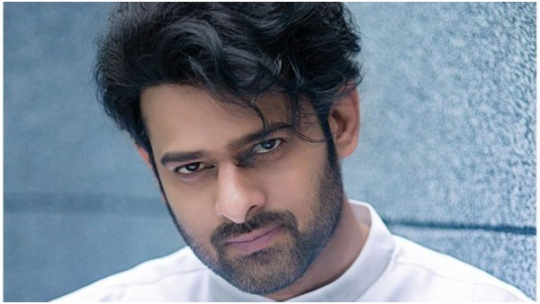 ಪೋಸ್ಟರ್ ಹಿಡಿದು ನರ್ತಿಸಿರುವ ಅಭಿಮಾನಿಗಳು