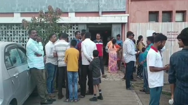 ಒಟ್ಟಿಗೆ ಬಂದು ಸಿನಿಮಾ ನೋಡಿದ ಗ್ರಾಮಸ್ಥರು