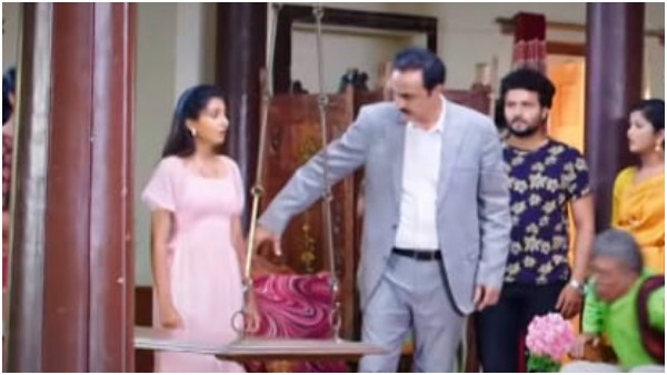 ವೀಣಾ ಮದುವೆಗೆ ಒಡವೆ ಕೊಡಿಸುತ್ತಿರುವ ಶ್ರೀಧರ್ ವೀಣಾ ಮದುವೆಗೆ ಒಡವೆ ಕೊಡಿಸುತ್ತಿರುವ ಶ್ರೀಧರ್