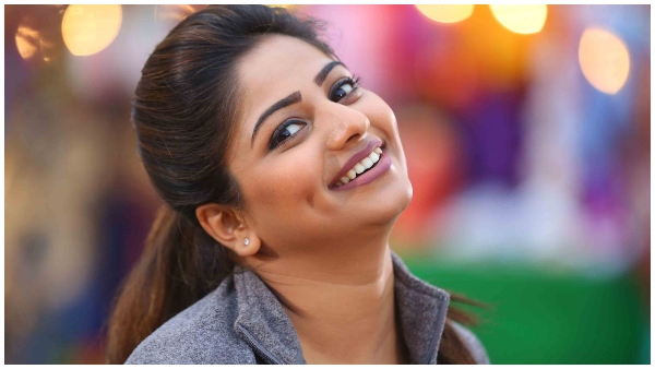 Rachita Ram celebrates birthday with her fans outside her home 