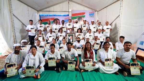 Rahul Gandhi Holds Puneeth Rajkumar Photo And Posed To Photo With Eye Donors Rahul Gandhi Holds Puneeth Rajkumar Photo And Posed To Photo With Eye Donors