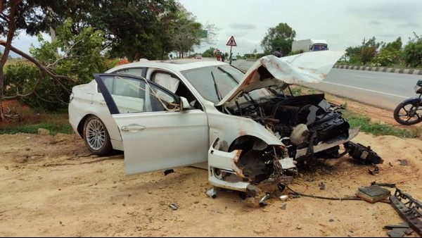 ಚಿಕ್ಕಬಳ್ಳಾಪುರದಲ್ಲಿ ಅಪಘಾತಕ್ಕೆ ಈಡಾಗಿದ್ದ ಕಾರು ಚಿಕ್ಕಬಳ್ಳಾಪುರದಲ್ಲಿ ಅಪಘಾತಕ್ಕೆ ಈಡಾಗಿದ್ದ ಕಾರು