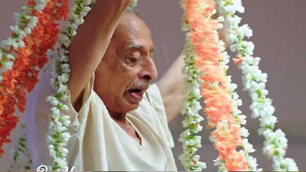 ಮೊದಲ ರಾತ್ರಿಯ ಕೋಣೆ ರೆಡಿ ಮಾಡುತ್ತಿರುವ ದತ್ತ