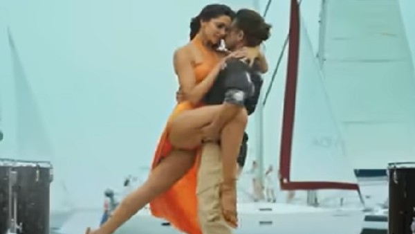 ಹಾಡಿಗೆ ಸಾಹಿತ್ಯ ಕುಮಾರ್, ಸಂಗೀತ ವಿಶಾಲ್-ಶೇಖರ್