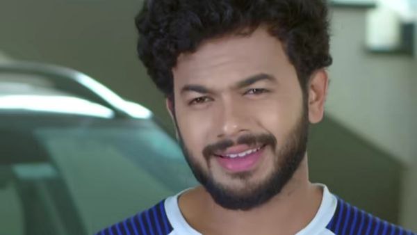 ಅಖಿಲ ಕಾಲು ತೊಳೆದ ಪಾರು 