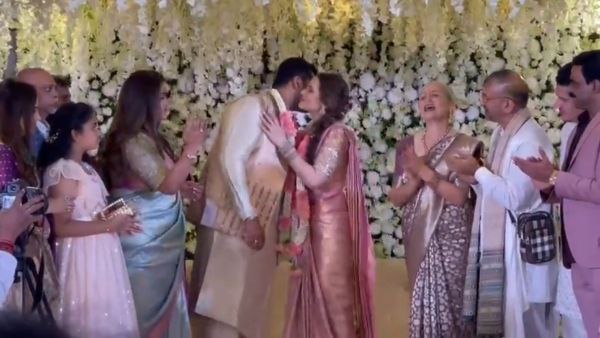 ಚಪ್ಪಾಳೆ ತಟ್ಟಿ ಸಂಭ್ರಮಿಸಿದ ಕುಟುಂಬಸ್ಥರು ಚಪ್ಪಾಳೆ ತಟ್ಟಿ ಸಂಭ್ರಮಿಸಿದ ಕುಟುಂಬಸ್ಥರು