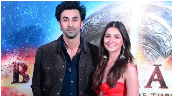 Ranbir Kapoor proposing to Alia Bhatt in unseen photo Goes Viral Ranbir Kapoor proposing to Alia Bhatt in unseen photo Goes Viral