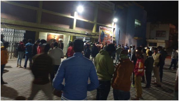 ಕಾಮಕ್ಯ ಚಿತ್ರಮಂದಿರದ ಮುಂದೆ ಅಭಿಮಾನಿ ಸಾಗರ