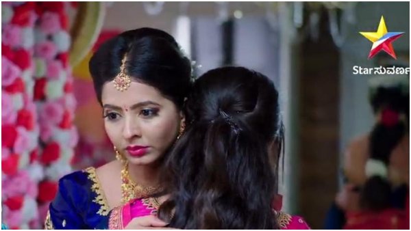 ಅಕ್ಕನನ್ನು ತಬ್ಬಿದ ಕೃತಿ ಅಕ್ಕನನ್ನು ತಬ್ಬಿದ ಕೃತಿ