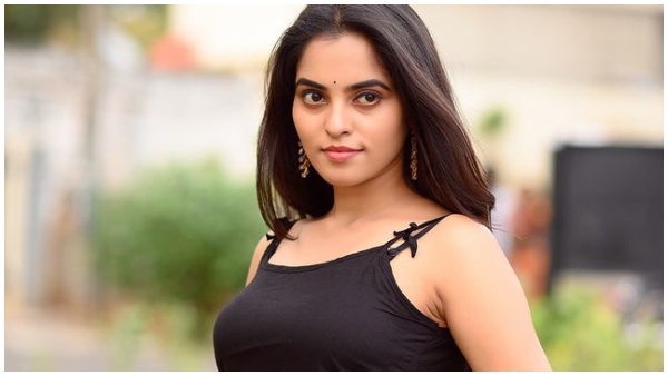 ತೋಟದಲ್ಲಿ ಕೆಲಸ ಮಾಡುವ ನಟಿ ತೋಟದಲ್ಲಿ ಕೆಲಸ ಮಾಡುವ ನಟಿ