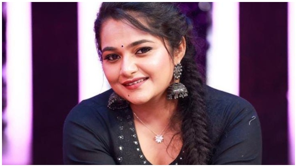 ನಿರೂಪಕಿಯಾಗಿ ಕಮಾಲ್ 