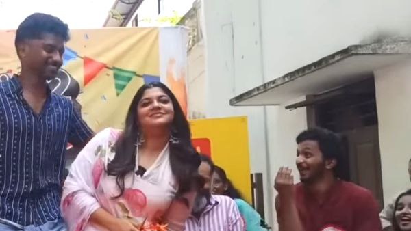 ವೇದಿಕೆ ಮೇಲೆಯೇ ನಟಿಯನ್ನು ಅಪ್ಪಿಕೊಳ್ಳಲು ಯತ್ನಿಸಿದ ಕಿಡಿಗೇಡಿ ವೇದಿಕೆ ಮೇಲೆಯೇ ನಟಿಯನ್ನು ಅಪ್ಪಿಕೊಳ್ಳಲು ಯತ್ನಿಸಿದ ಕಿಡಿಗೇಡಿ