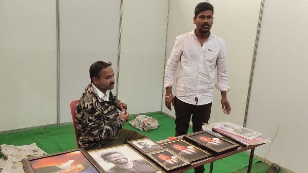 A Vendor Sold 100 Puneeth Rajkumar Frames In Just One Hour In Sahithya Sammelana