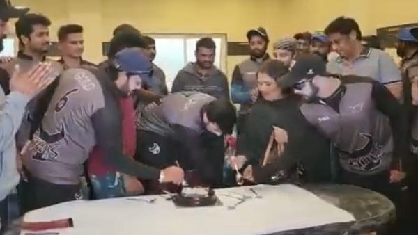 ಕೇಕ್ ತಿನ್ನಿಸಿ ಆಶೀರ್ವಾದ ಪಡೆದ ಕಿಚ್ಚ 