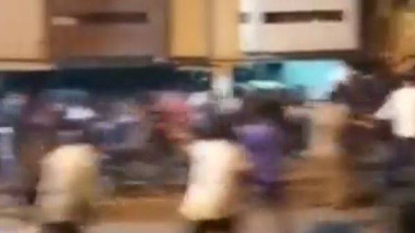 ಅಭಿಮಾನಿಗಳನ್ನು ನಿಯಂತ್ರಿಸಲು ಪೊಲೀಸರು ಹಾಜರ್ ಅಭಿಮಾನಿಗಳನ್ನು ನಿಯಂತ್ರಿಸಲು ಪೊಲೀಸರು ಹಾಜರ್