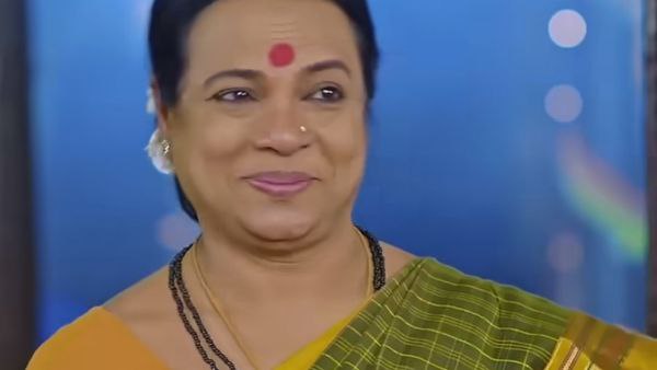 ಬಂಗಾರಮ್ಮನನ್ನು ಅರಶಿನ ಶಾಸ್ತ್ರಕ್ಕೆ ಬರ ಹೇಳಿದ ಪುಟ್ಟಕ್ಕ ಬಂಗಾರಮ್ಮನನ್ನು ಅರಶಿನ ಶಾಸ್ತ್ರಕ್ಕೆ ಬರ ಹೇಳಿದ ಪುಟ್ಟಕ್ಕ